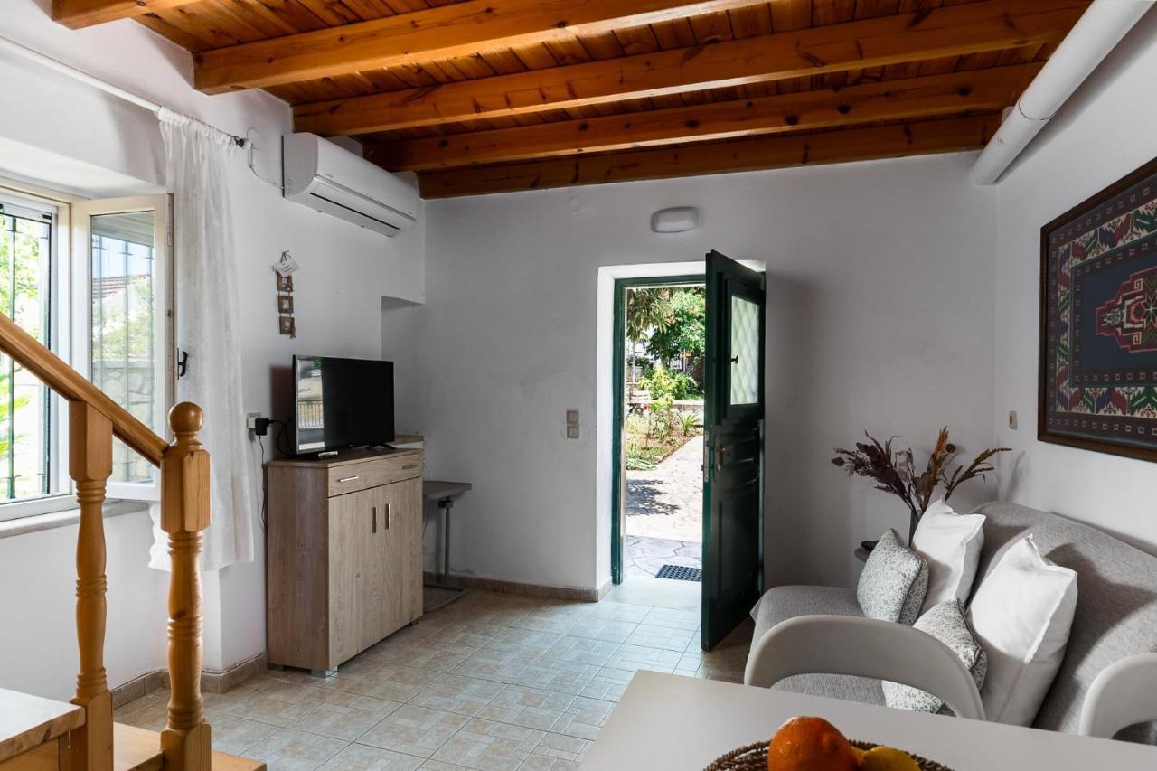 Traditional Rustic Maisonette By Konnect Agios Ioannis Peristeron  ภายนอก รูปภาพ