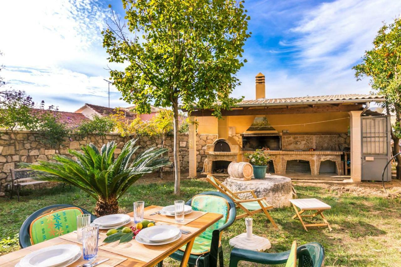 Traditional Rustic Maisonette By Konnect Agios Ioannis Peristeron  ภายนอก รูปภาพ