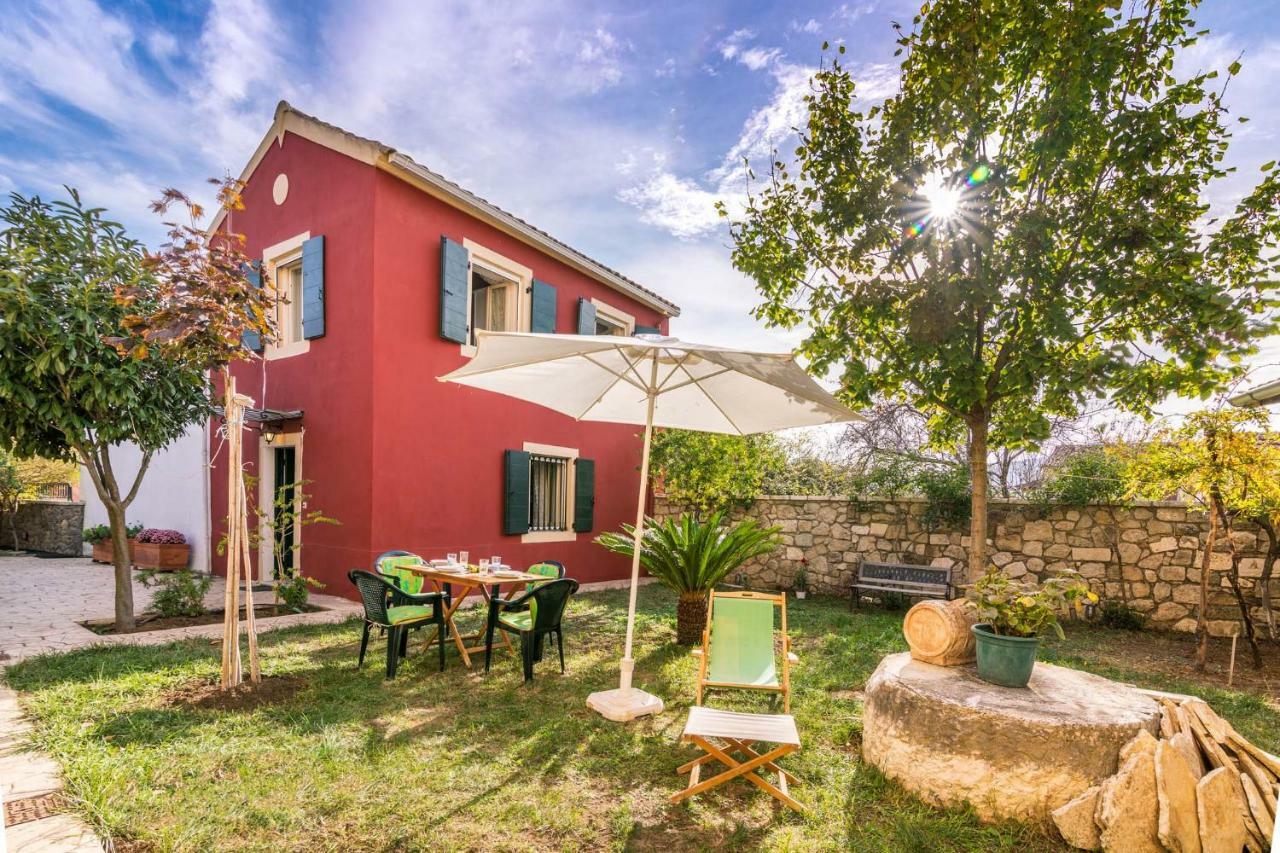Traditional Rustic Maisonette By Konnect Agios Ioannis Peristeron  ภายนอก รูปภาพ
